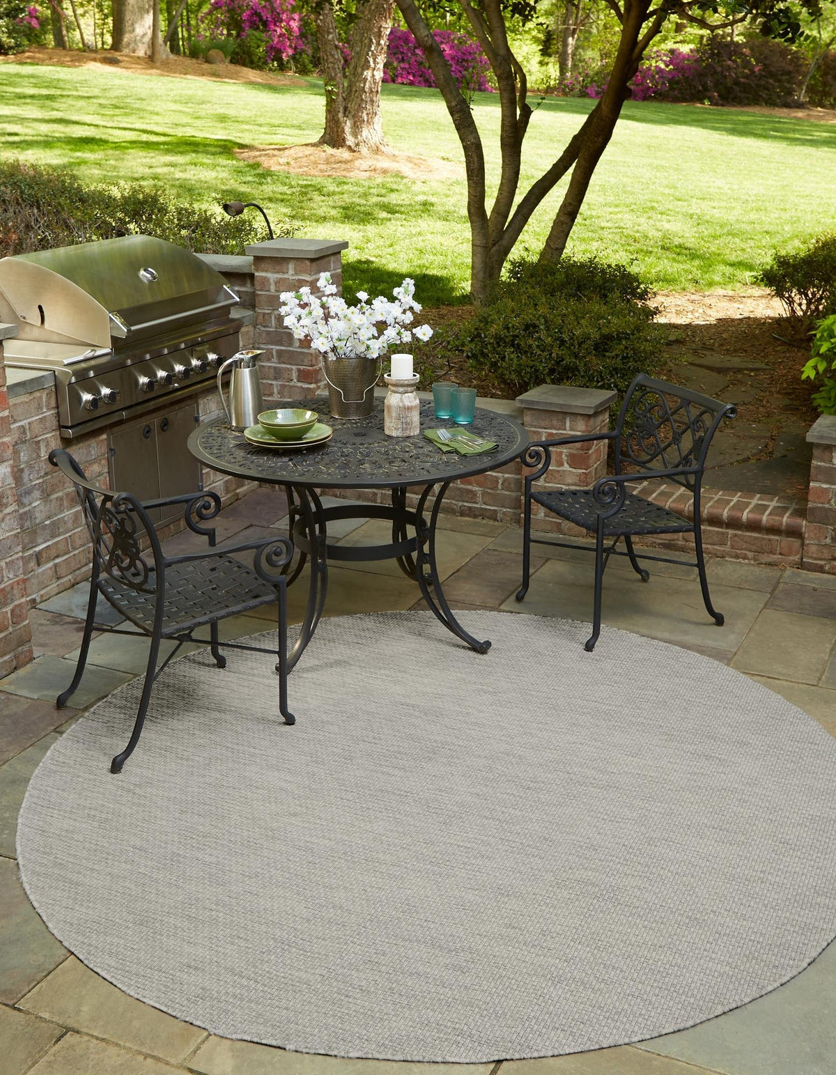 Rund Outdoor Teppich Tulum Outdoor in Hellgrau von Hadorn™ - Lifestyle Image