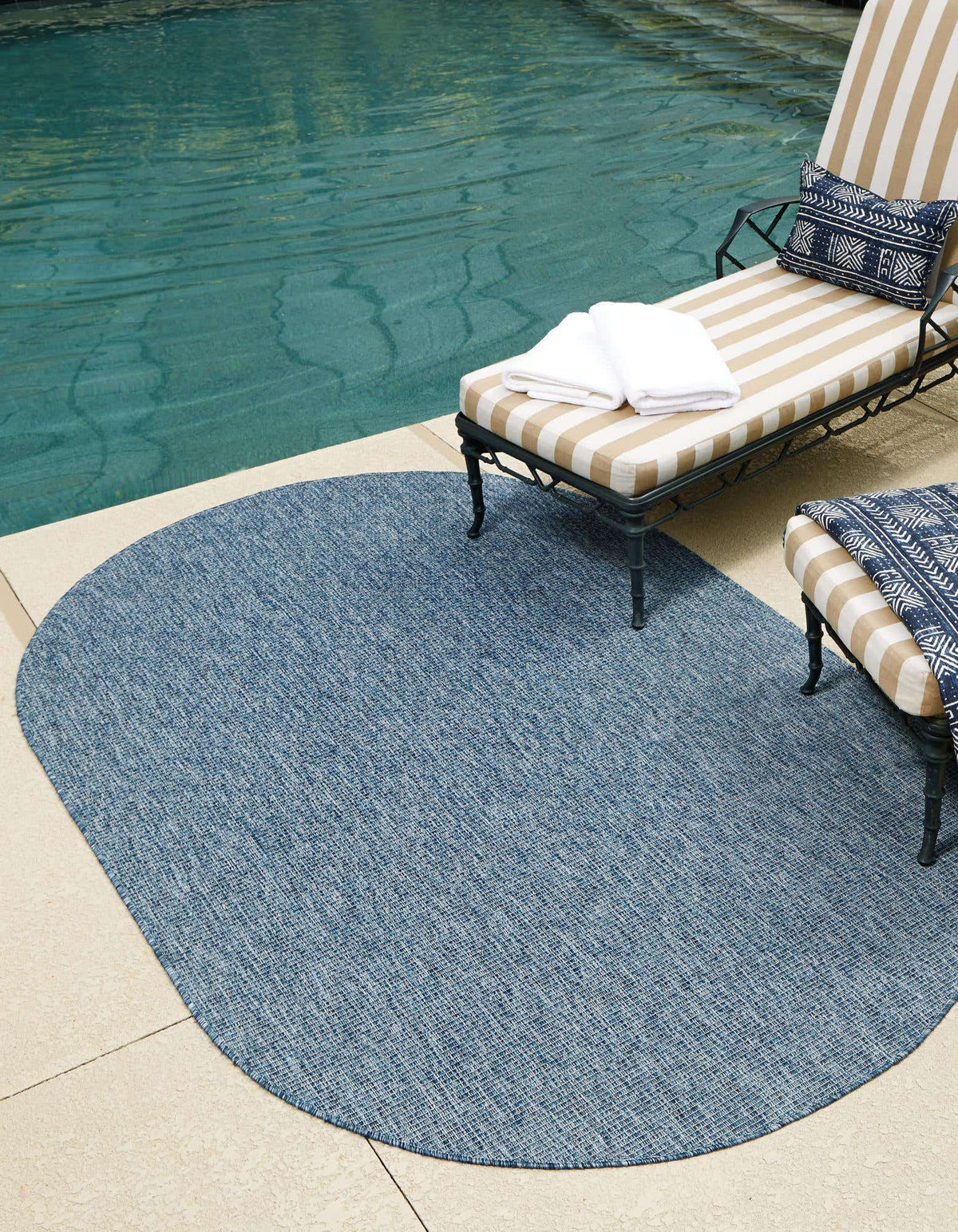 Oval Outdoor Teppich Tulum Outdoor in Blau von Hadorn™ - Lifestyle Image