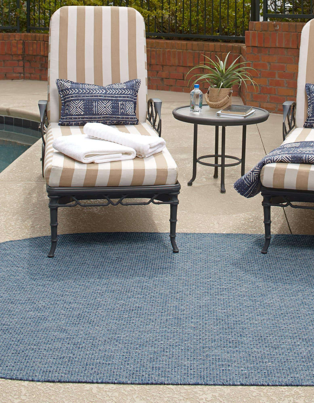 Oval Outdoor Teppich Tulum Outdoor in Blau von Hadorn™ - Lifestyle Image