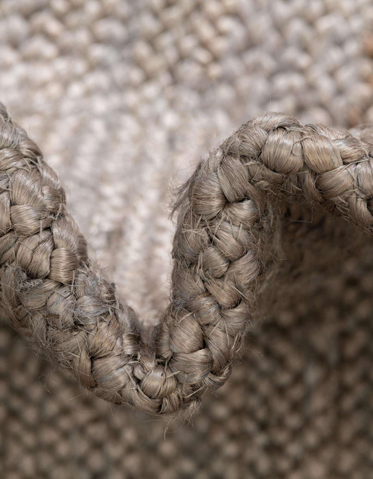 Oval Handgeflochten Teppich Braided Jute in Grau von Hadorn™ - Lifestyle Image