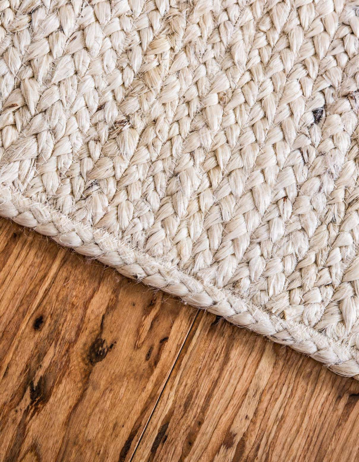 Rechteck Handgeflochten Teppich Braided Jute in Weiss von Hadorn™ - Lifestyle Image