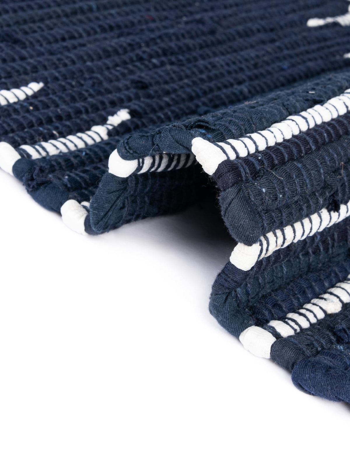 Läufer Handgeflochten Teppich Chindi Cotton in Marineblau von Hadorn™ - Lifestyle Image