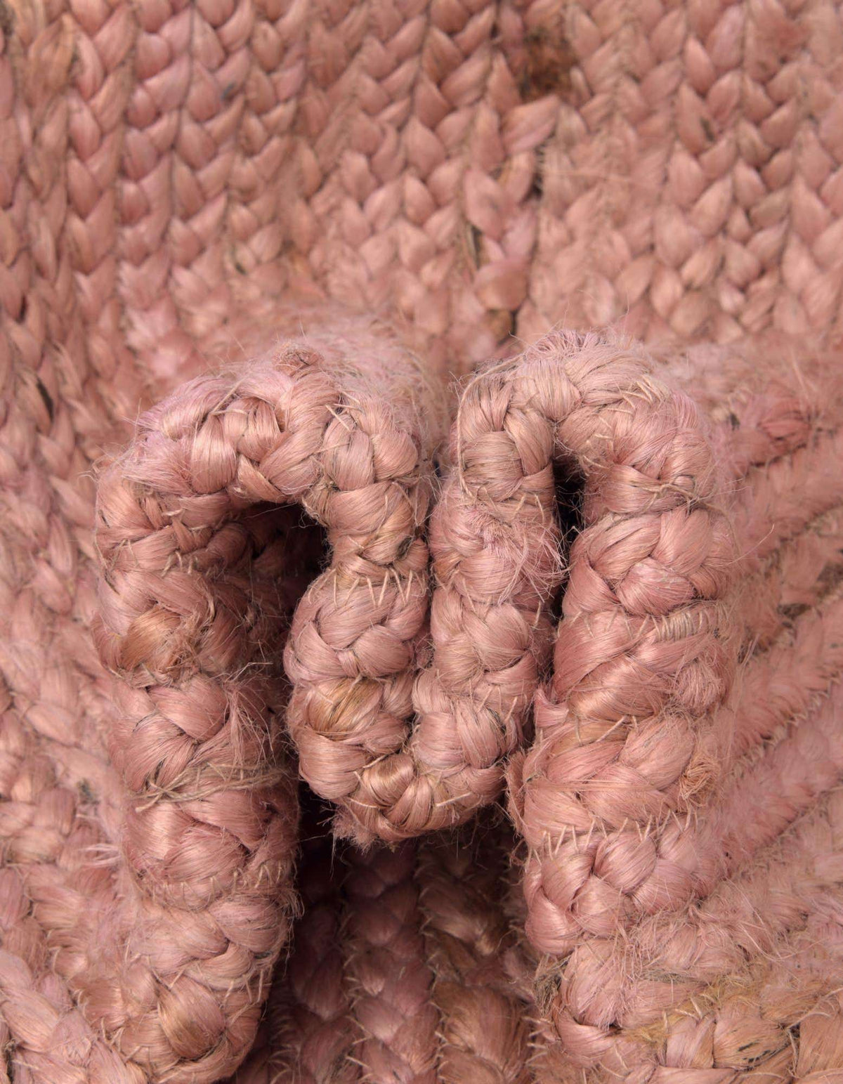 Rund Handgeflochten Teppich Braided Jute in Hellrosa von Hadorn™ - Lifestyle Image