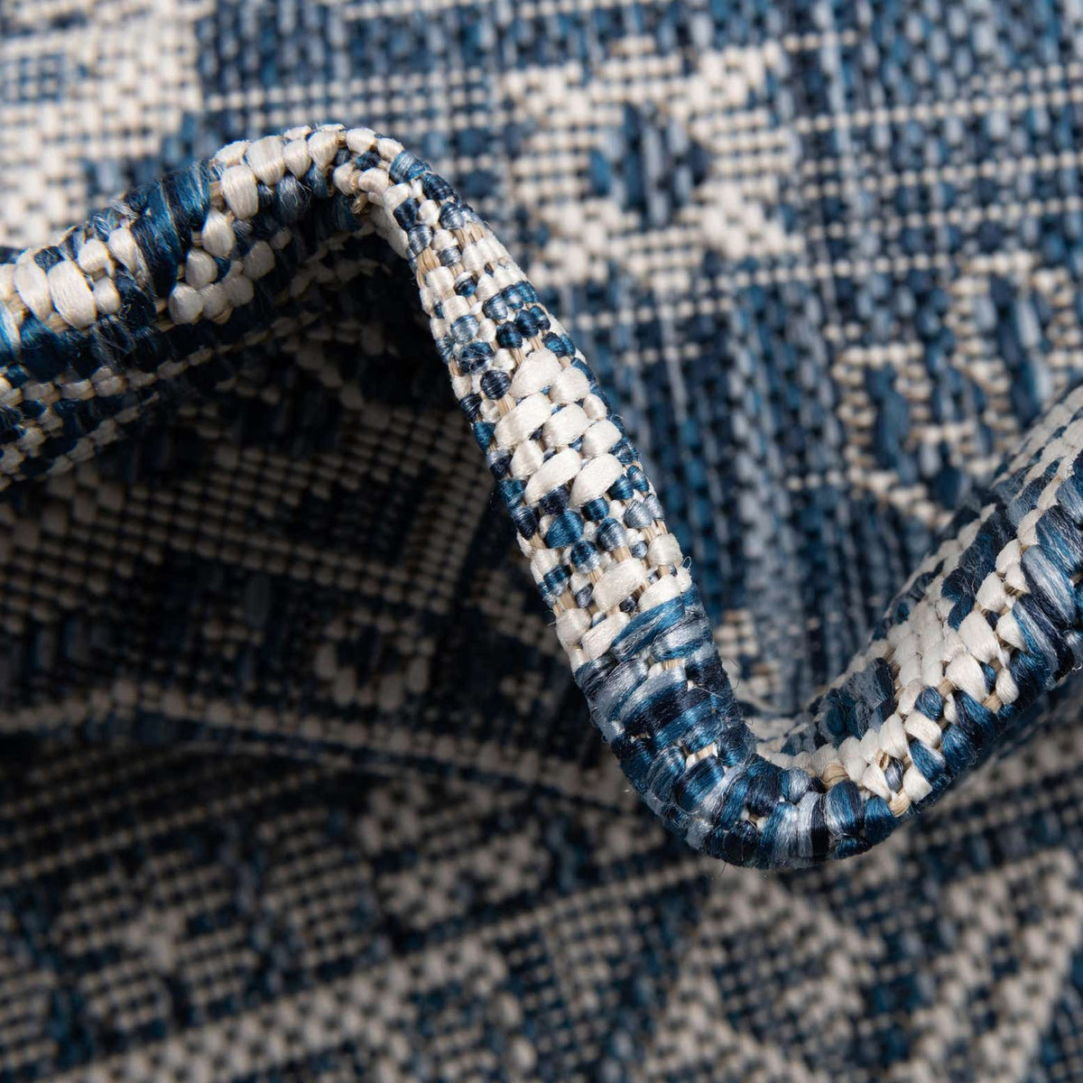 Rund Outdoor Teppich Tulum Outdoor in Blau von Hadorn™ - Lifestyle Image