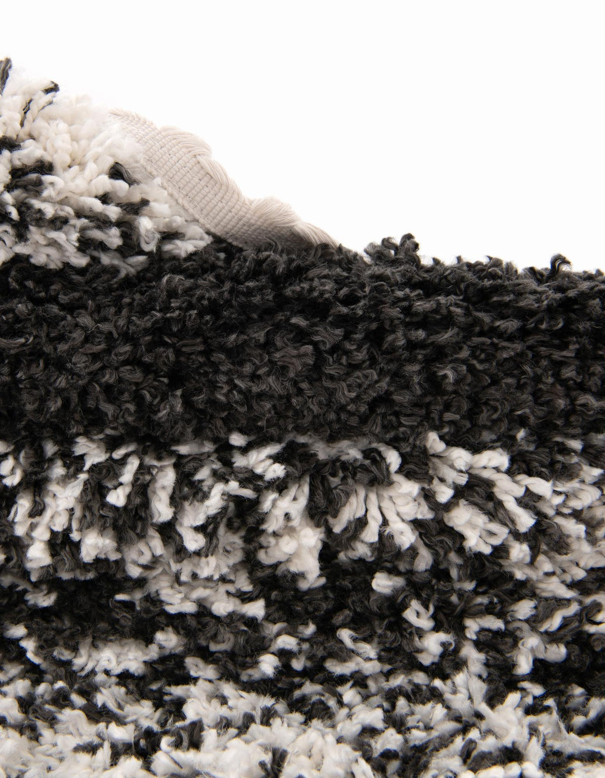 Rund Hochflorteppich Lagom Shag in Schwarz und Weiss von Hadorn™ - Lifestyle Image