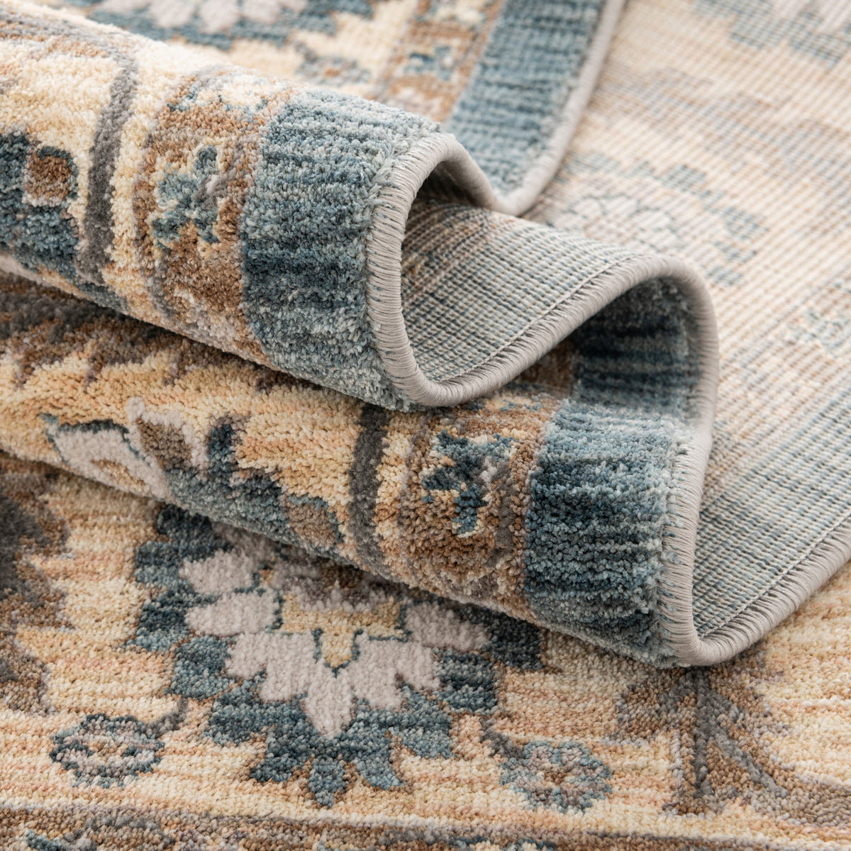 Oval Teppich Zora Classical in Blau von Hadorn™ - Lifestyle Image