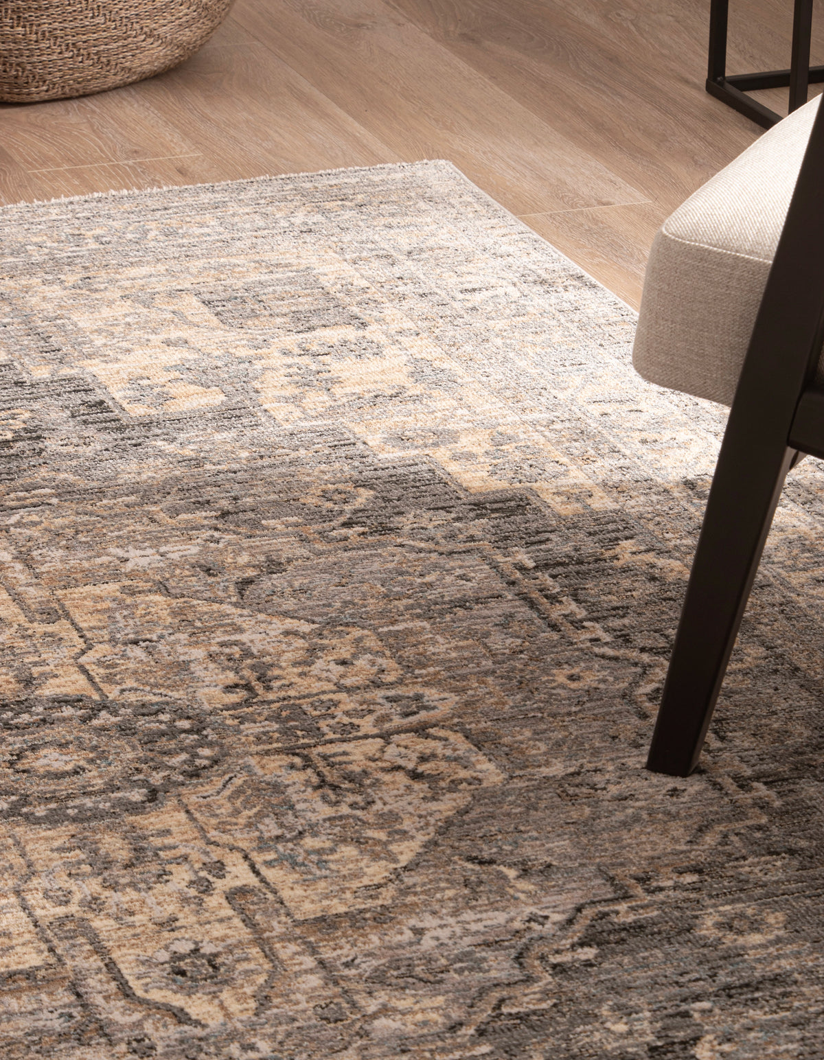 Rechteck Teppich Zora Classical in Grau von Hadorn™ - Lifestyle Image