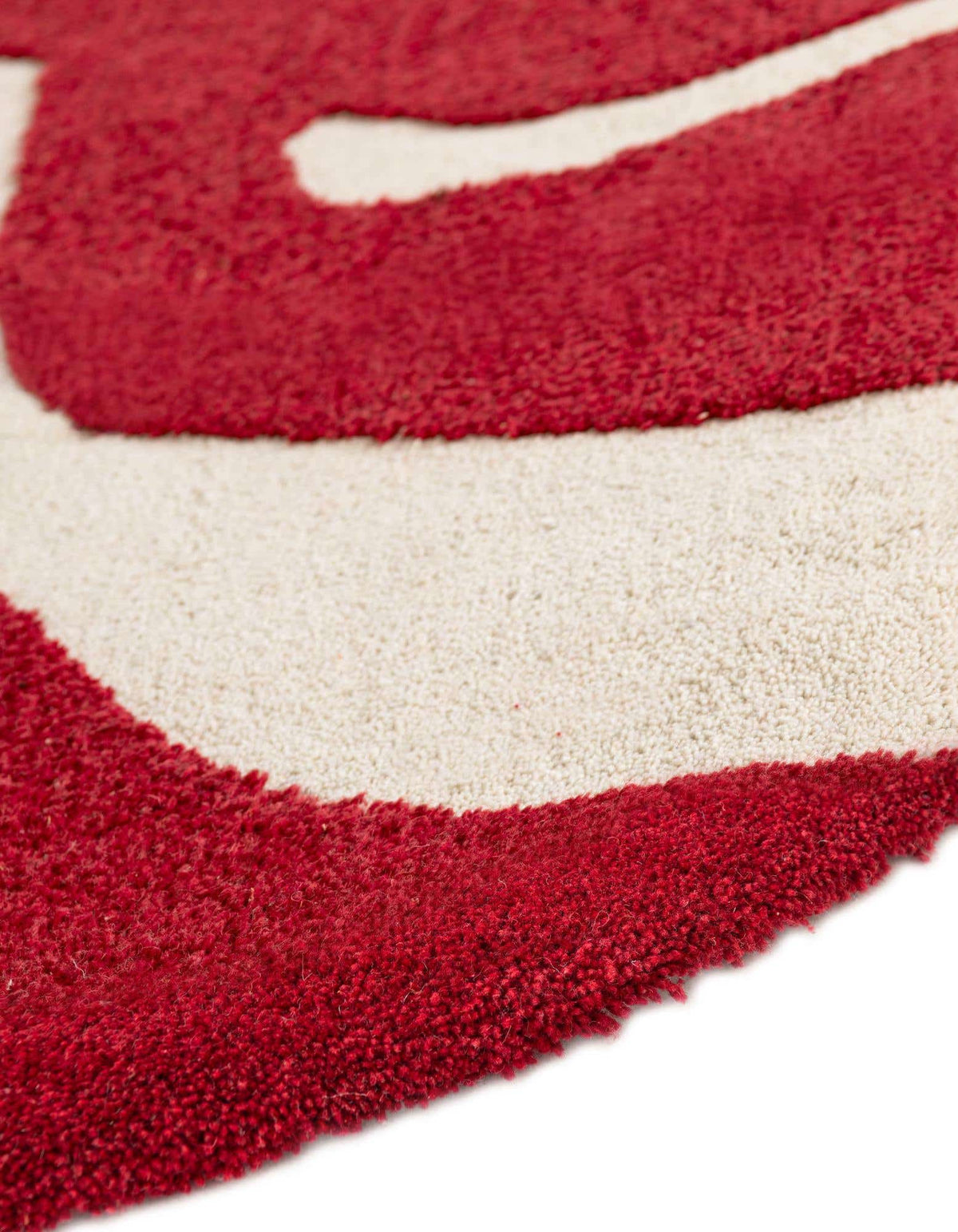 Rund Teppich AI Handgetuftet in Rot und Elfenbein von Hadorn™ - Lifestyle Image