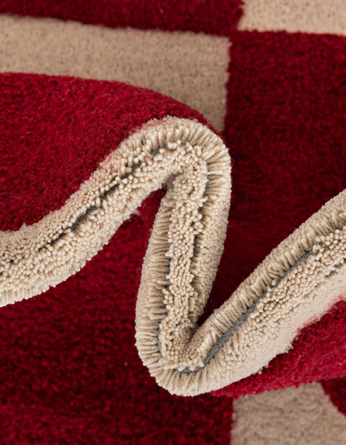 Quadratisch Teppich AI Handgetuftet in Elfenbein und Rot von Hadorn™ - Lifestyle Image