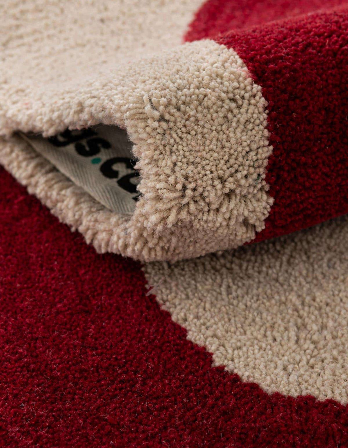Quadratisch Teppich AI Handgetuftet in Elfenbein und Rot von Hadorn™ - Lifestyle Image