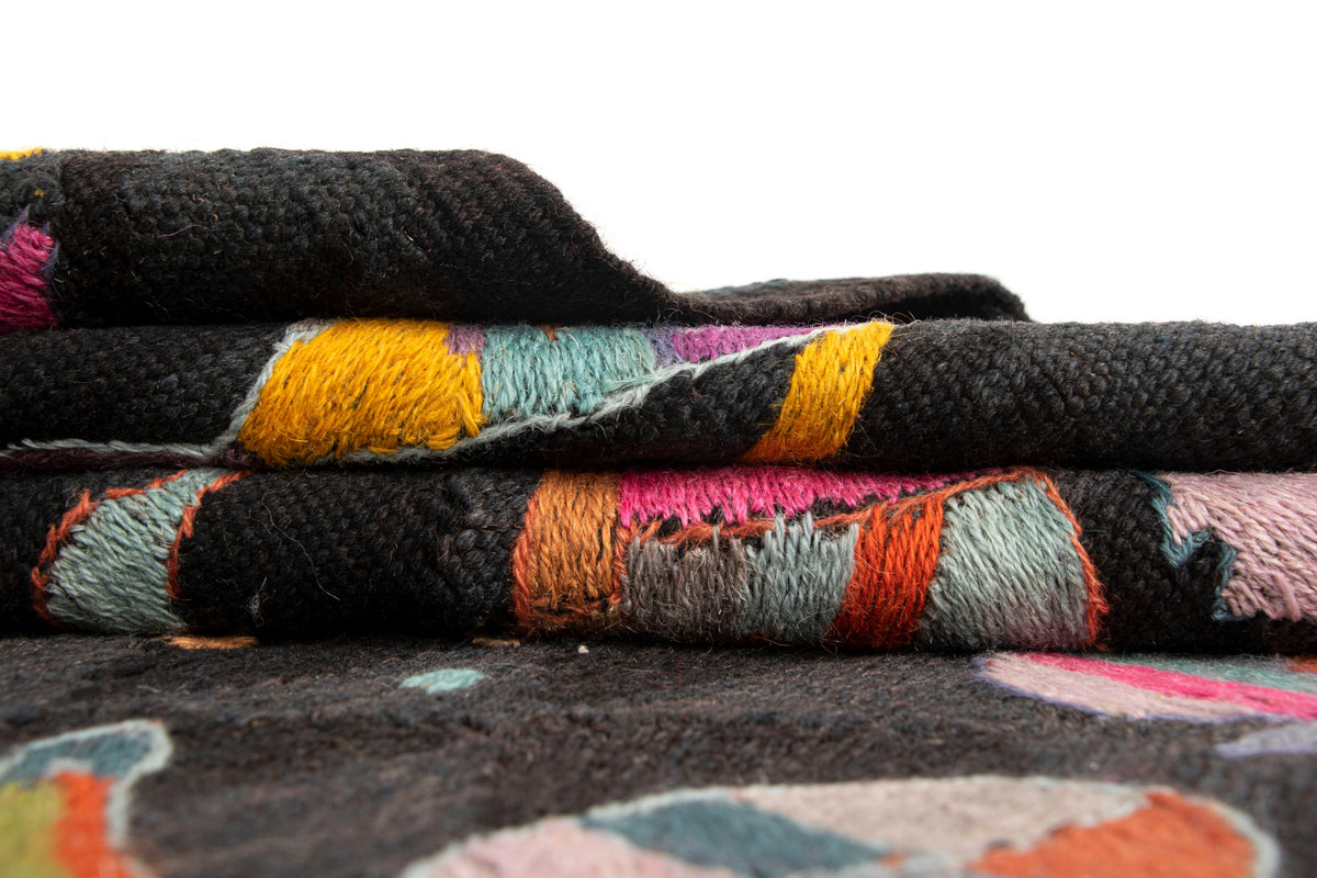 Wolle Teppich Kelim in Schwarz von Hadorn™ - Lifestyle Image