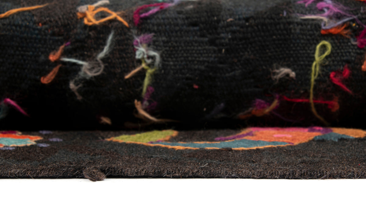 Wolle Teppich Kelim in Schwarz von Hadorn™ - Lifestyle Image