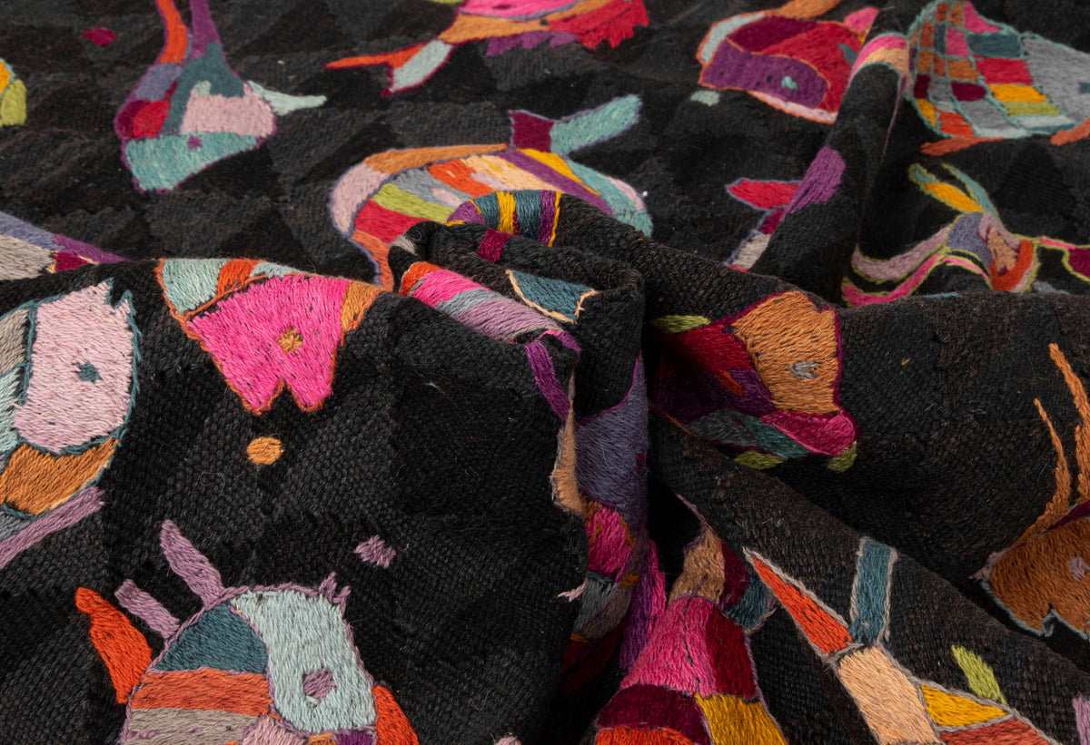 Wolle Teppich Kelim in Schwarz von Hadorn™ - Lifestyle Image
