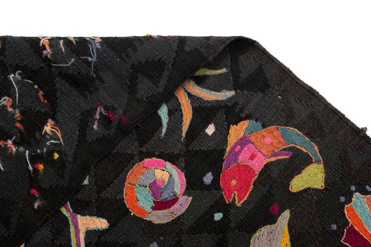 Wolle Teppich Kelim in Schwarz von Hadorn™ - Lifestyle Image