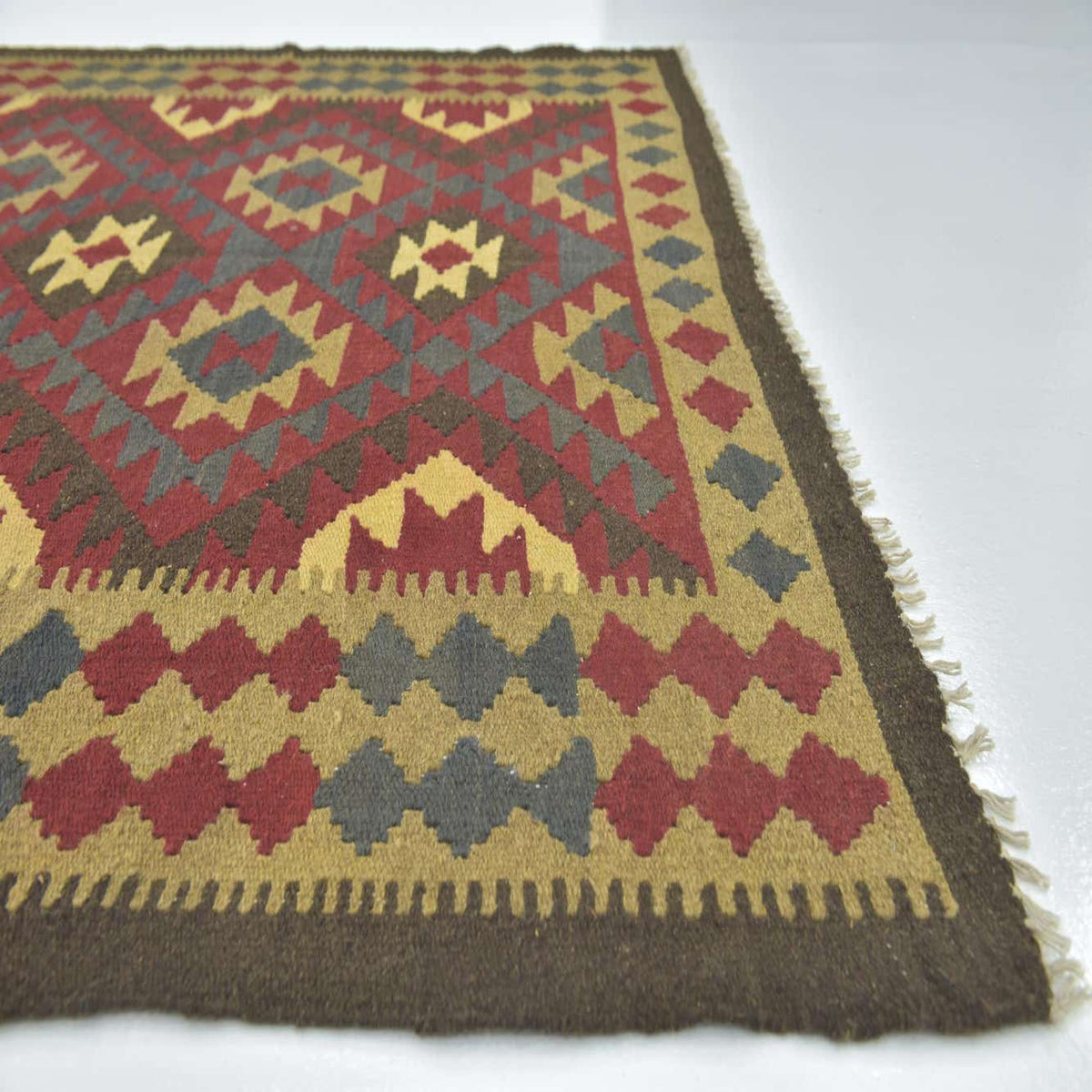 Rechteck Handgeflochten Teppich Kelim Maymana in Rot von Hadorn™ - Lifestyle Image