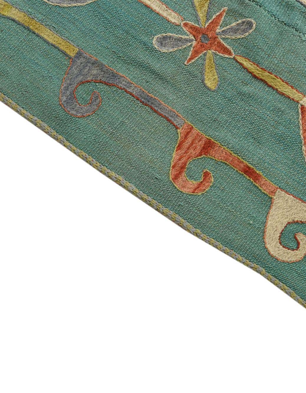 Quadratisch Handgeflochten Teppich Kelim Suzani in Hellgrün von Hadorn™ - Lifestyle Image