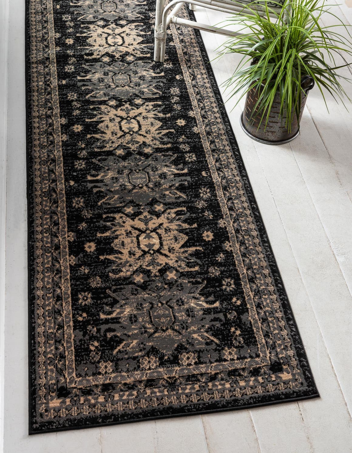 Läufer Teppich Heriz Design in Schwarz von Hadorn™ - Lifestyle Image