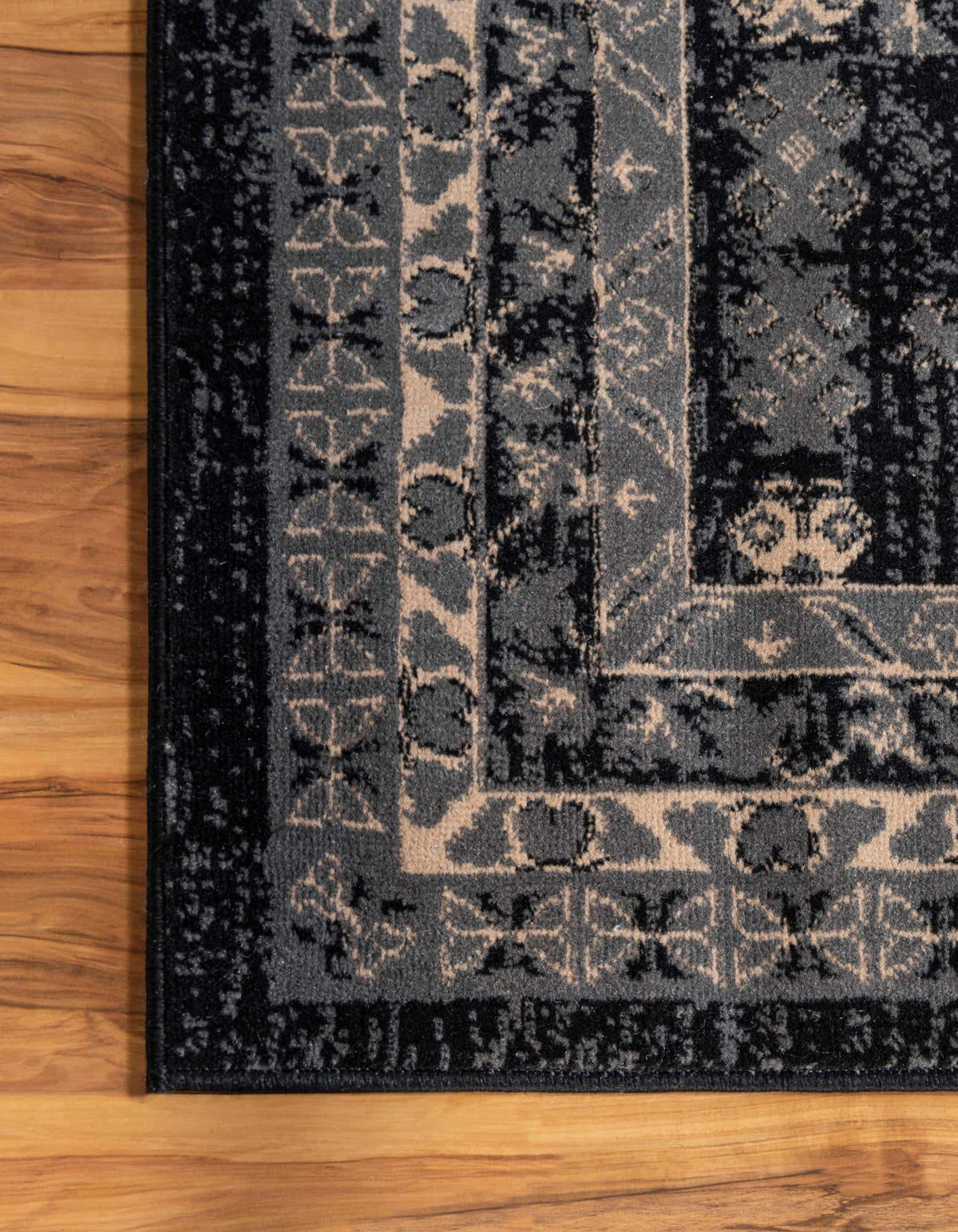 Läufer Teppich Heriz Design in Schwarz von Hadorn™ - Lifestyle Image