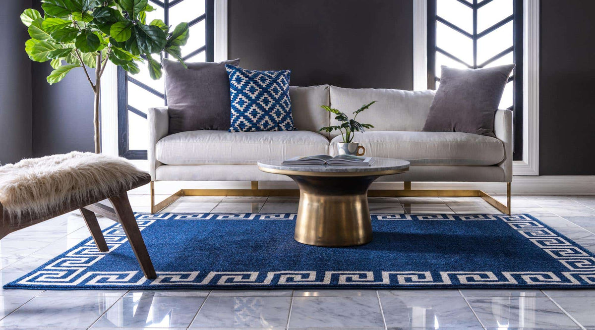 Rechteck Teppich Greek Key in Blau von Hadorn™ - Lifestyle Image
