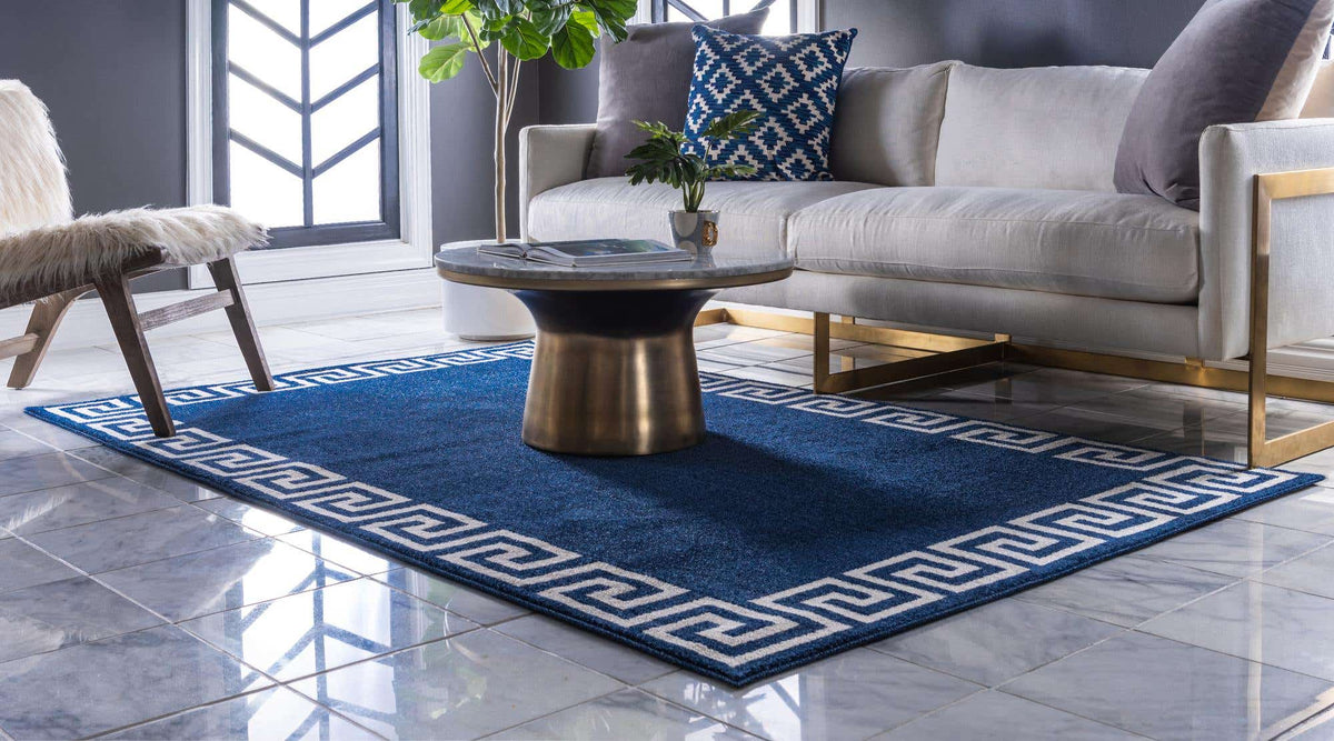 Rechteck Teppich Greek Key in Blau von Hadorn™ - Lifestyle Image