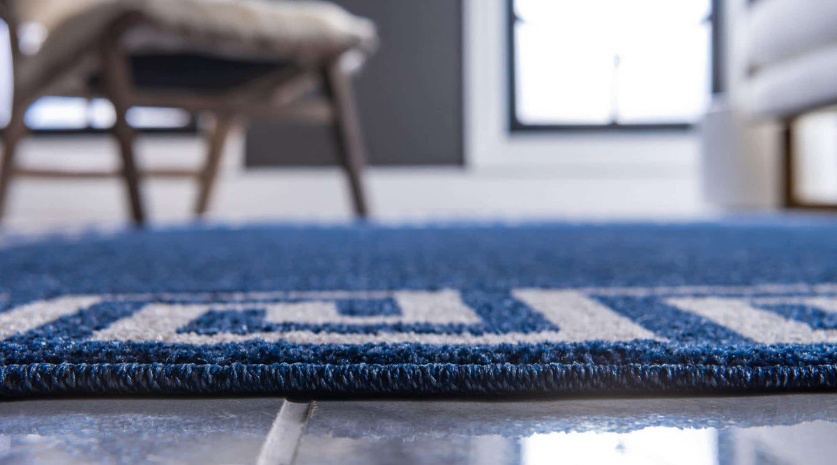 Rechteck Teppich Greek Key in Blau von Hadorn™ - Lifestyle Image