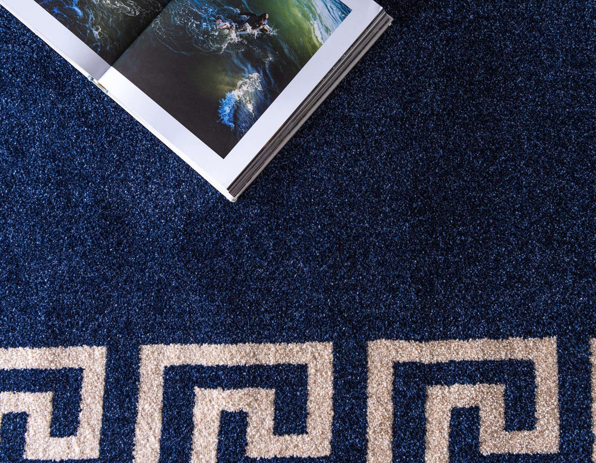 Rechteck Teppich Greek Key in Blau von Hadorn™ - Lifestyle Image