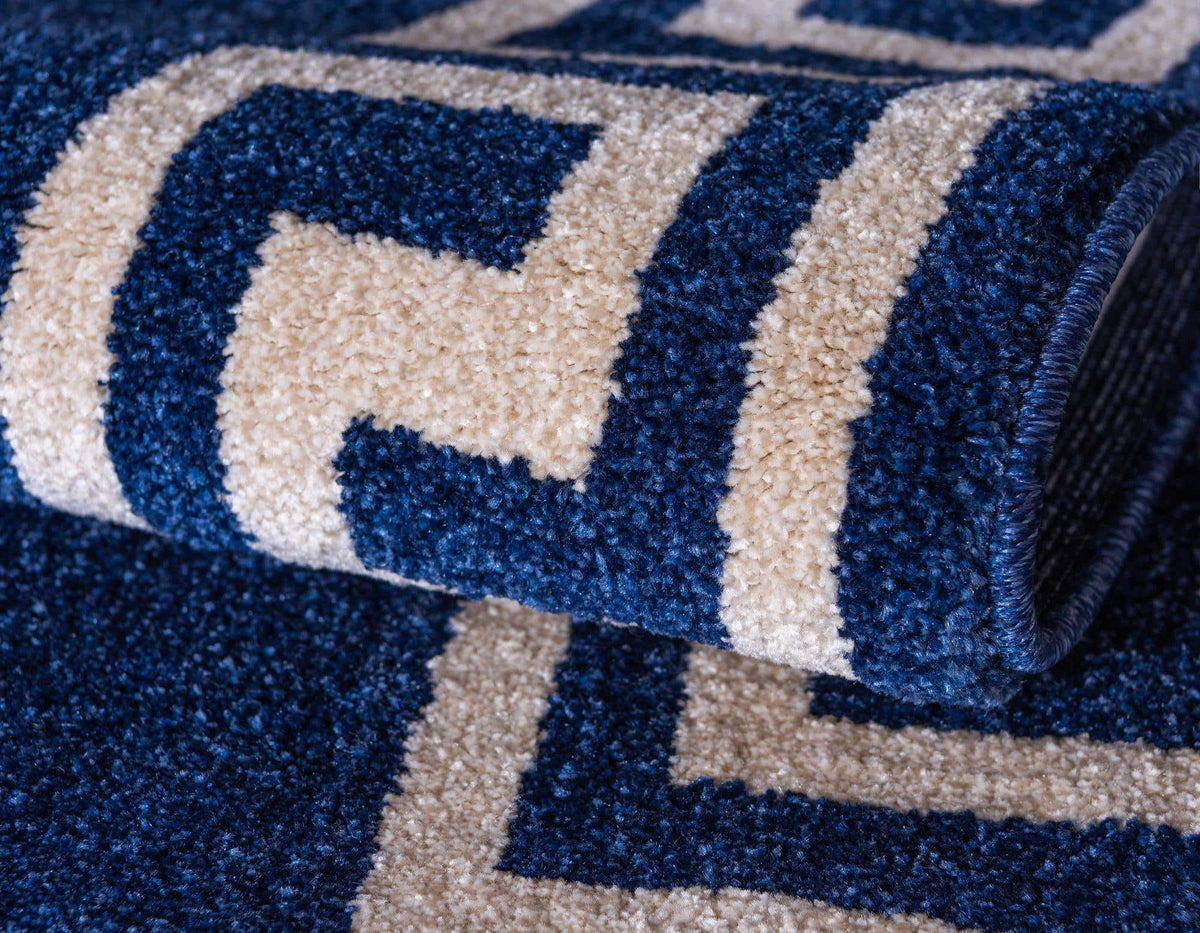 Rechteck Teppich Greek Key in Blau von Hadorn™ - Lifestyle Image