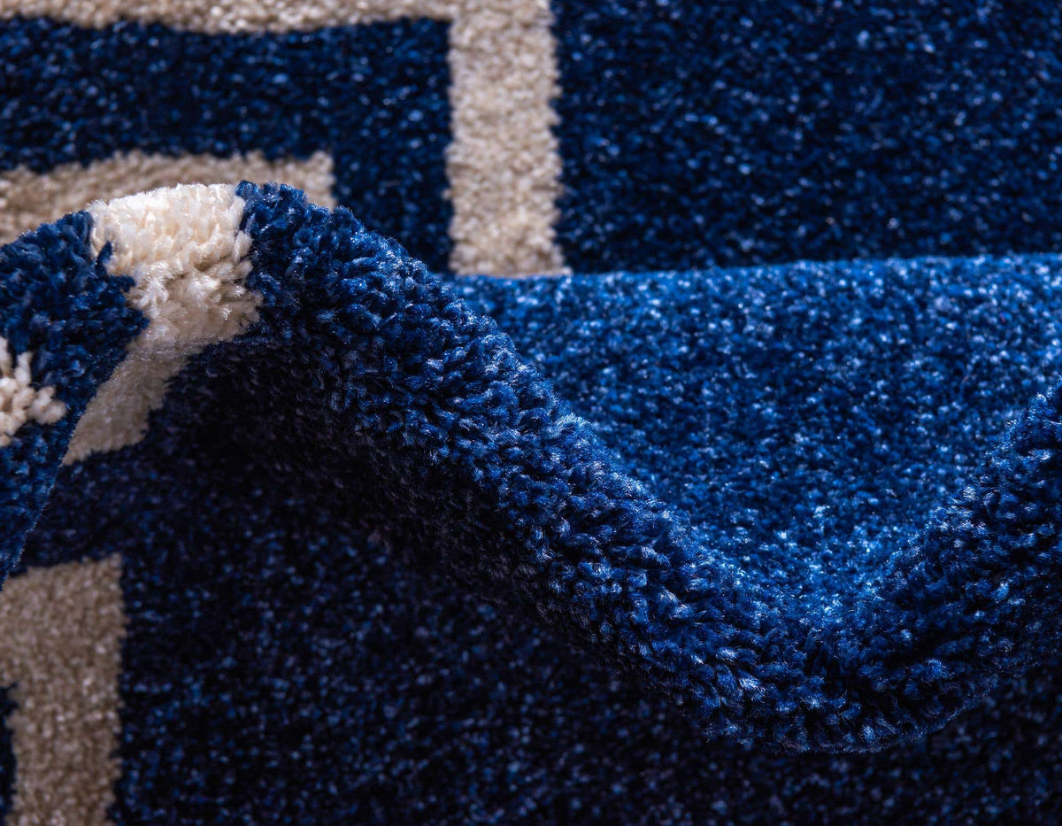 Rechteck Teppich Greek Key in Blau von Hadorn™ - Lifestyle Image