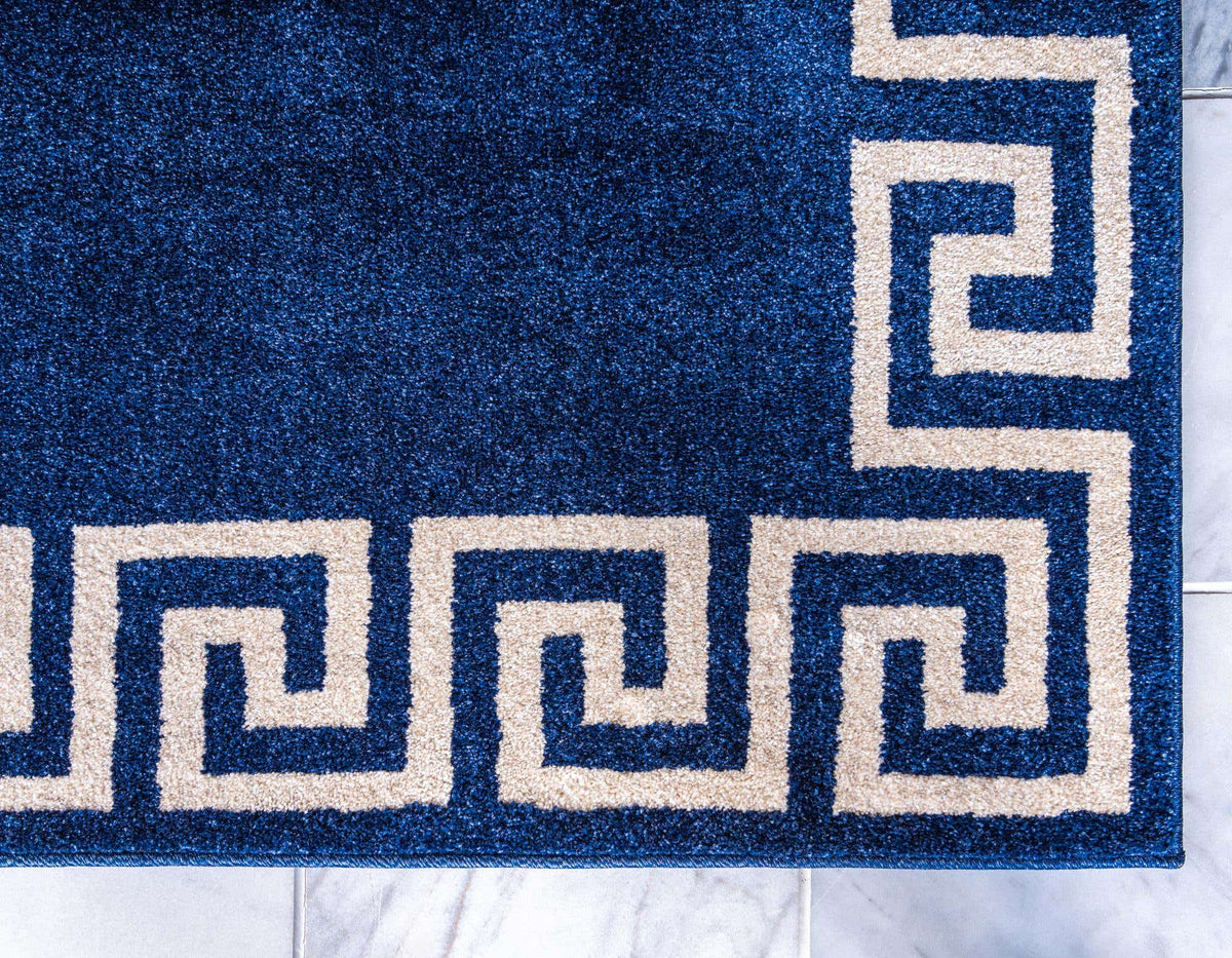 Rechteck Teppich Greek Key in Blau von Hadorn™ - Lifestyle Image