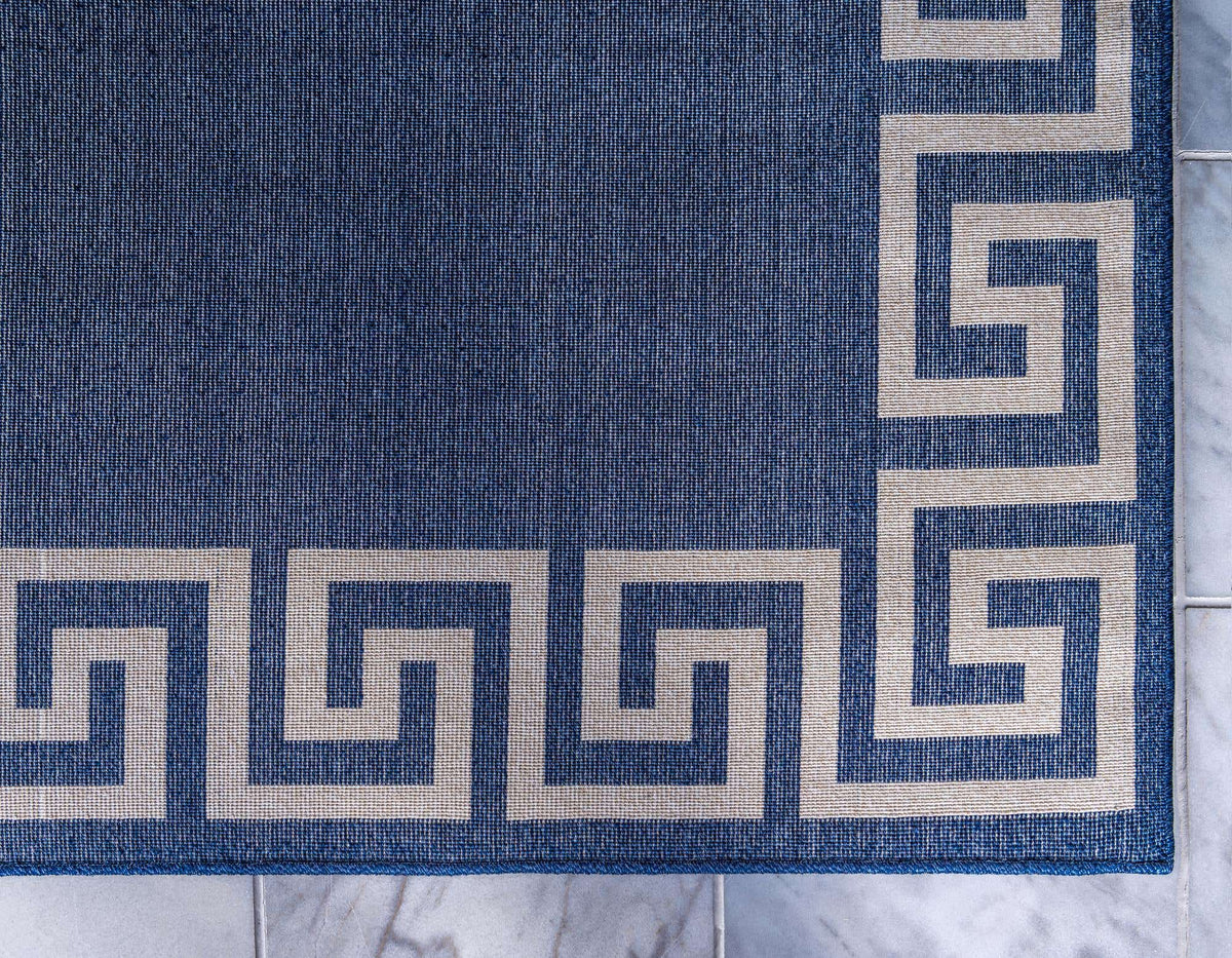Rechteck Teppich Greek Key in Blau von Hadorn™ - Lifestyle Image