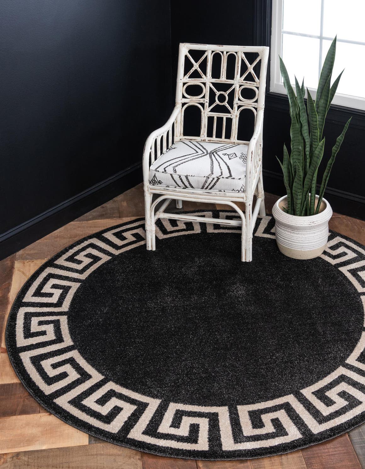 Rund Teppich Greek Key in Dunkelgrau von Hadorn™ - Lifestyle Image