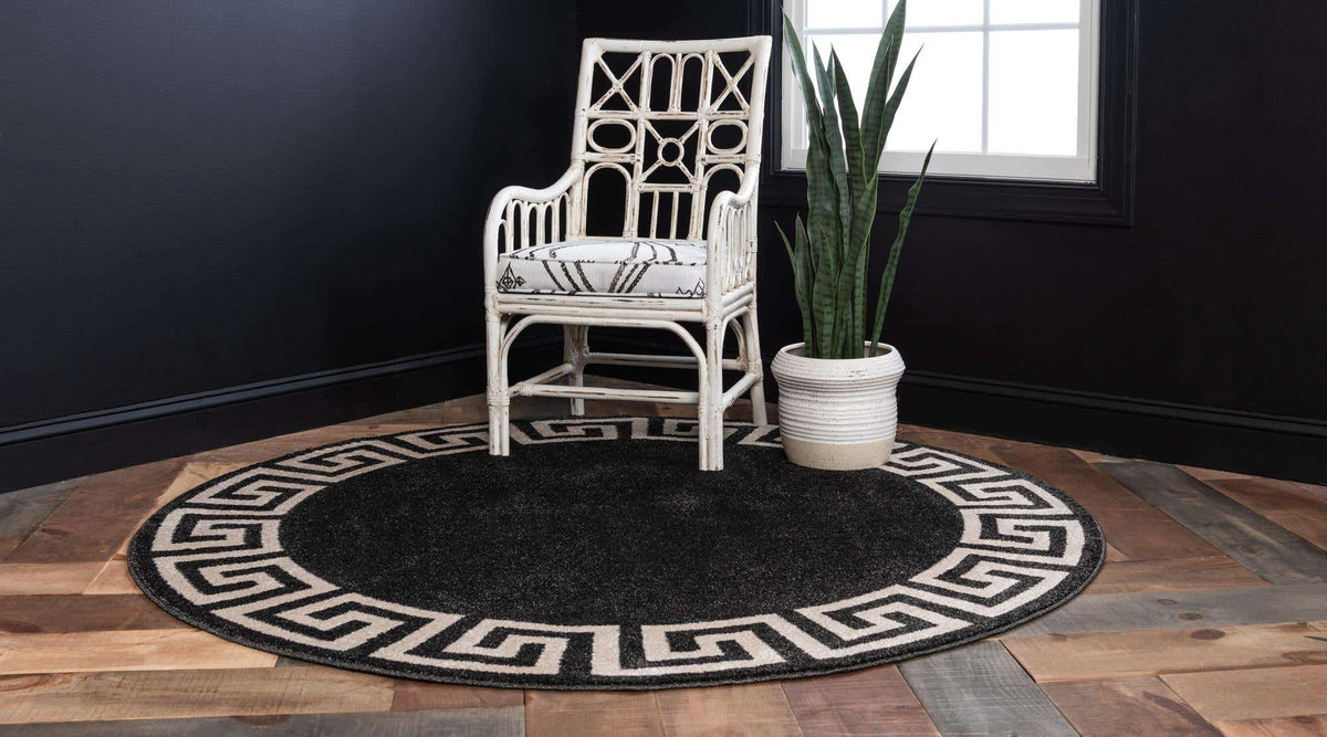 Rund Teppich Greek Key in Dunkelgrau von Hadorn™ - Lifestyle Image