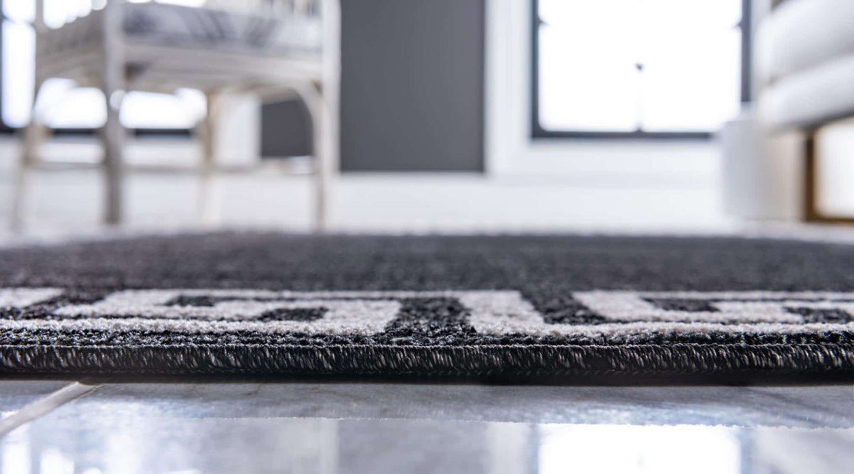 Rund Teppich Greek Key in Dunkelgrau von Hadorn™ - Lifestyle Image