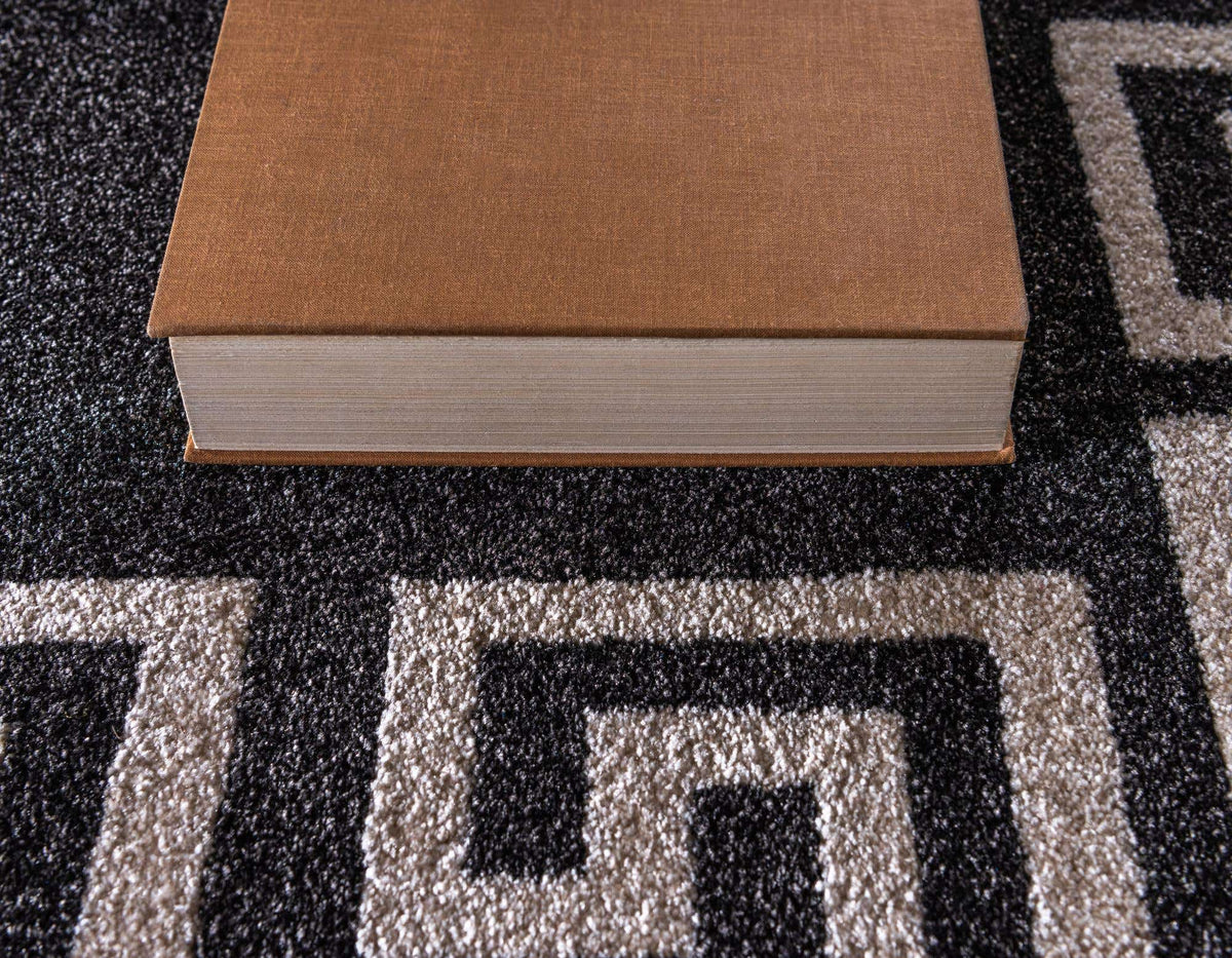 Rund Teppich Greek Key in Dunkelgrau von Hadorn™ - Lifestyle Image