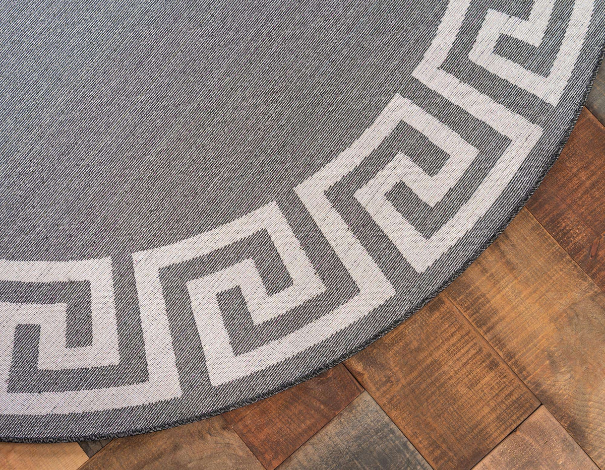 Rund Teppich Greek Key in Dunkelgrau von Hadorn™ - Lifestyle Image