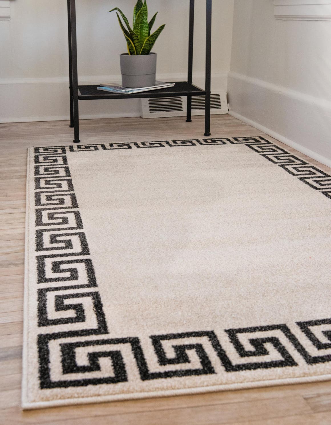Rechteck Teppich Greek Key in Beige von Hadorn™ - Lifestyle Image