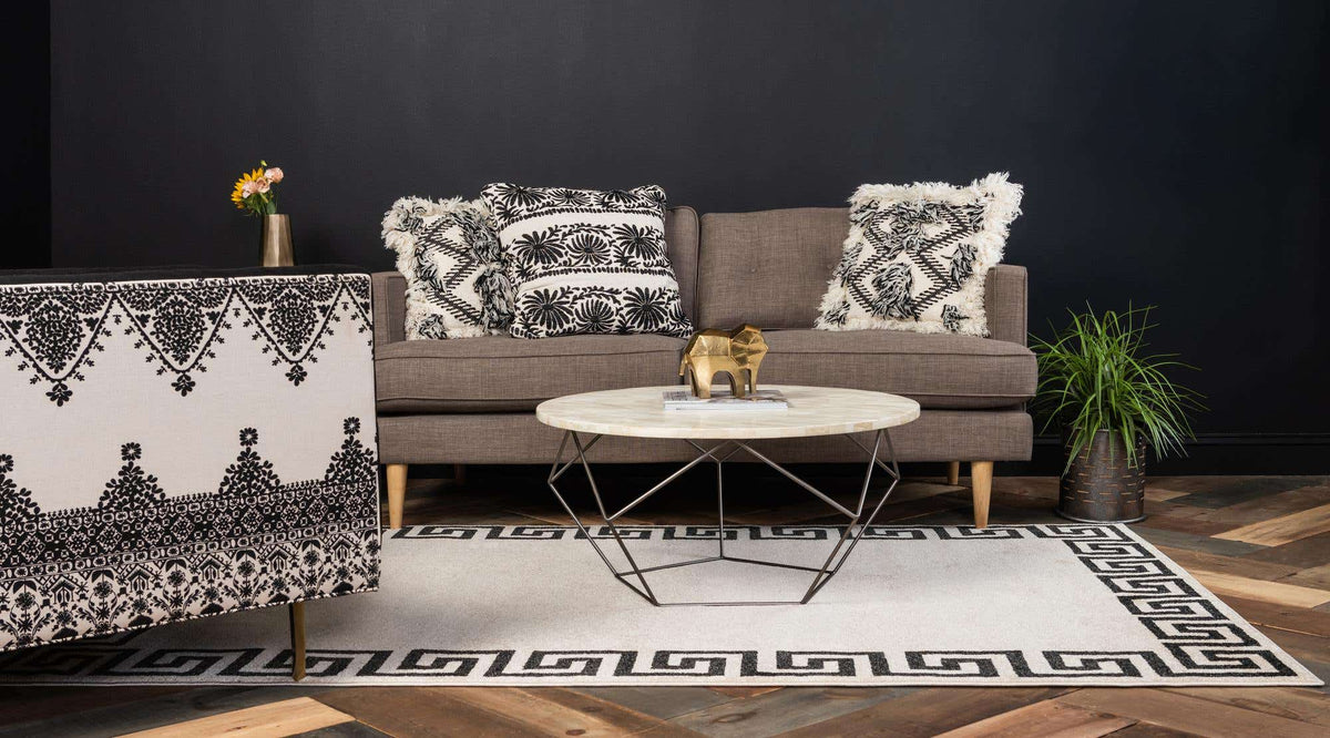 Rechteck Teppich Greek Key in Beige von Hadorn™ - Lifestyle Image