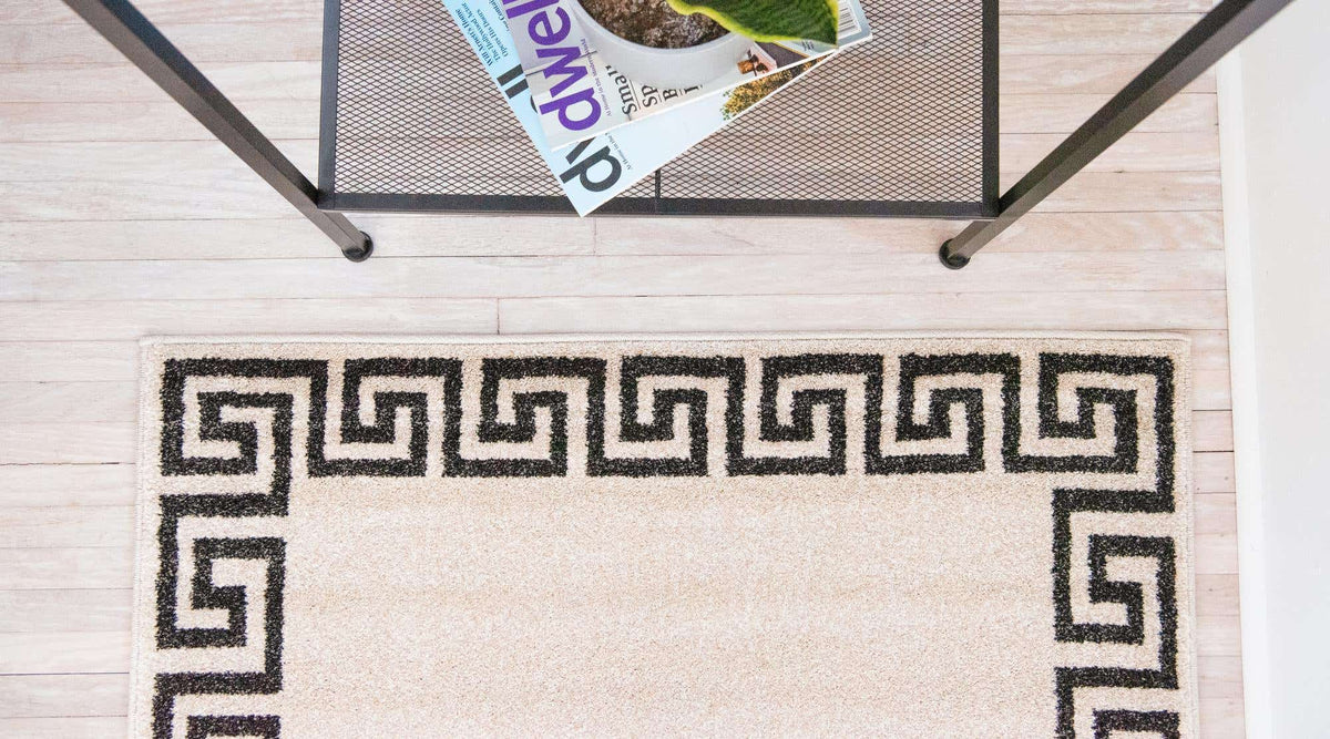Rechteck Teppich Greek Key in Beige von Hadorn™ - Lifestyle Image
