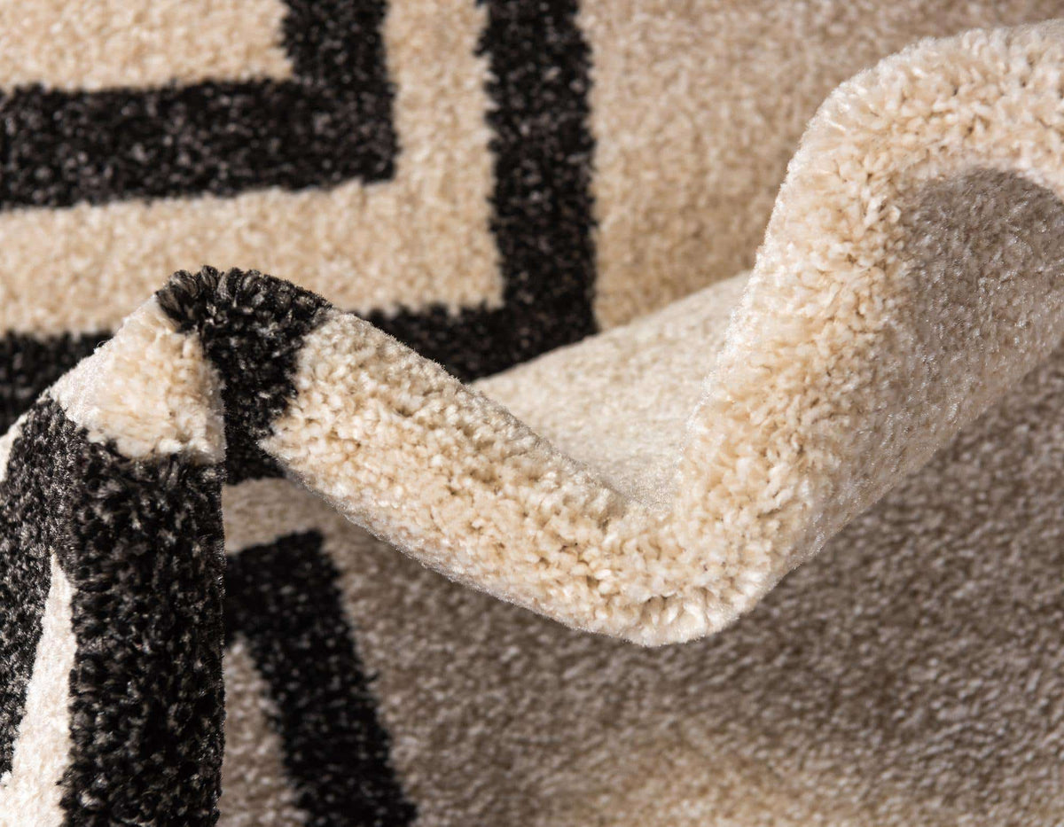 Rechteck Teppich Greek Key in Beige von Hadorn™ - Lifestyle Image