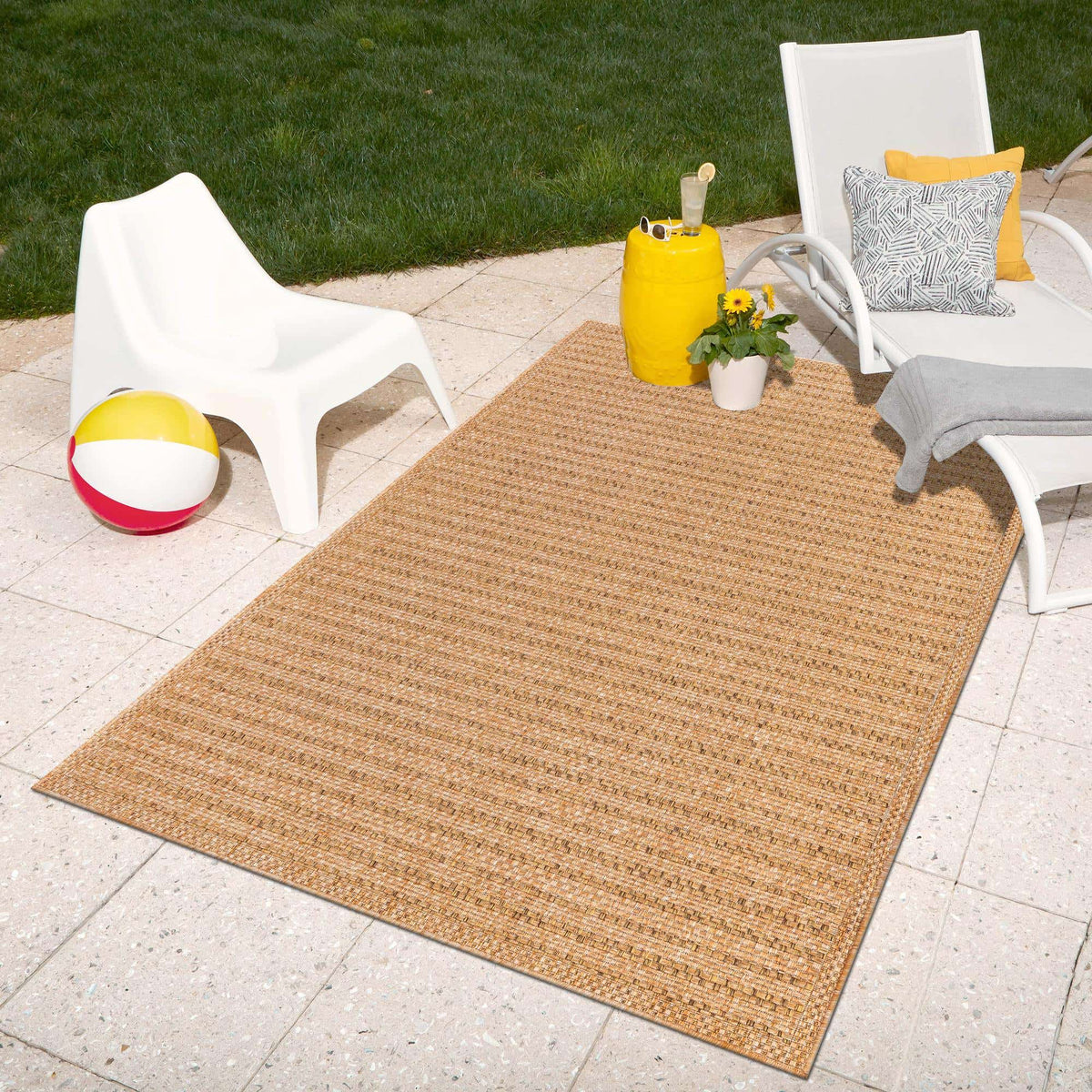 Rechteck Outdoor Teppich Outdoor Border in Hellbraun von Hadorn™ - Lifestyle Image