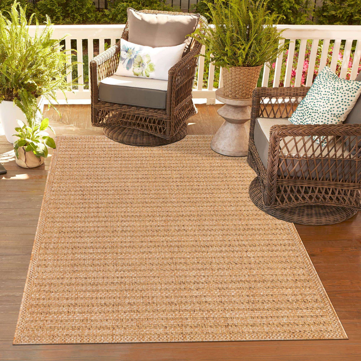 Rechteck Outdoor Teppich Outdoor Border in Hellbraun von Hadorn™ - Lifestyle Image