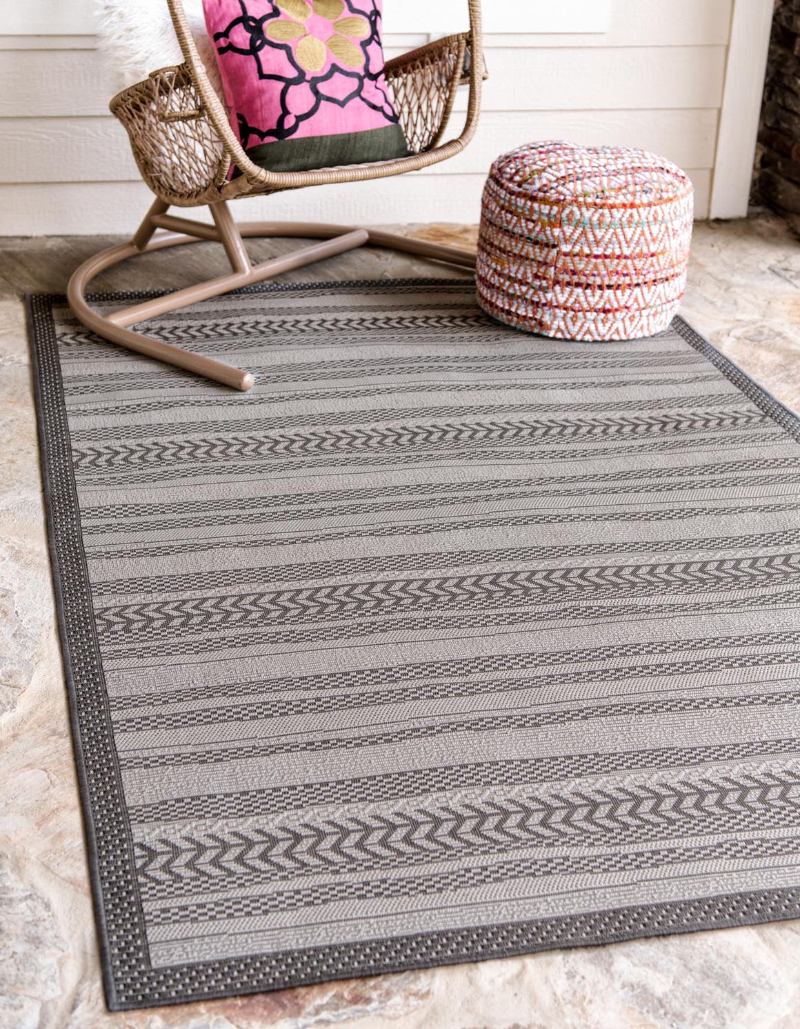 Rechteck Outdoor Teppich Outdoor Border in Grau von Hadorn™ - Lifestyle Image