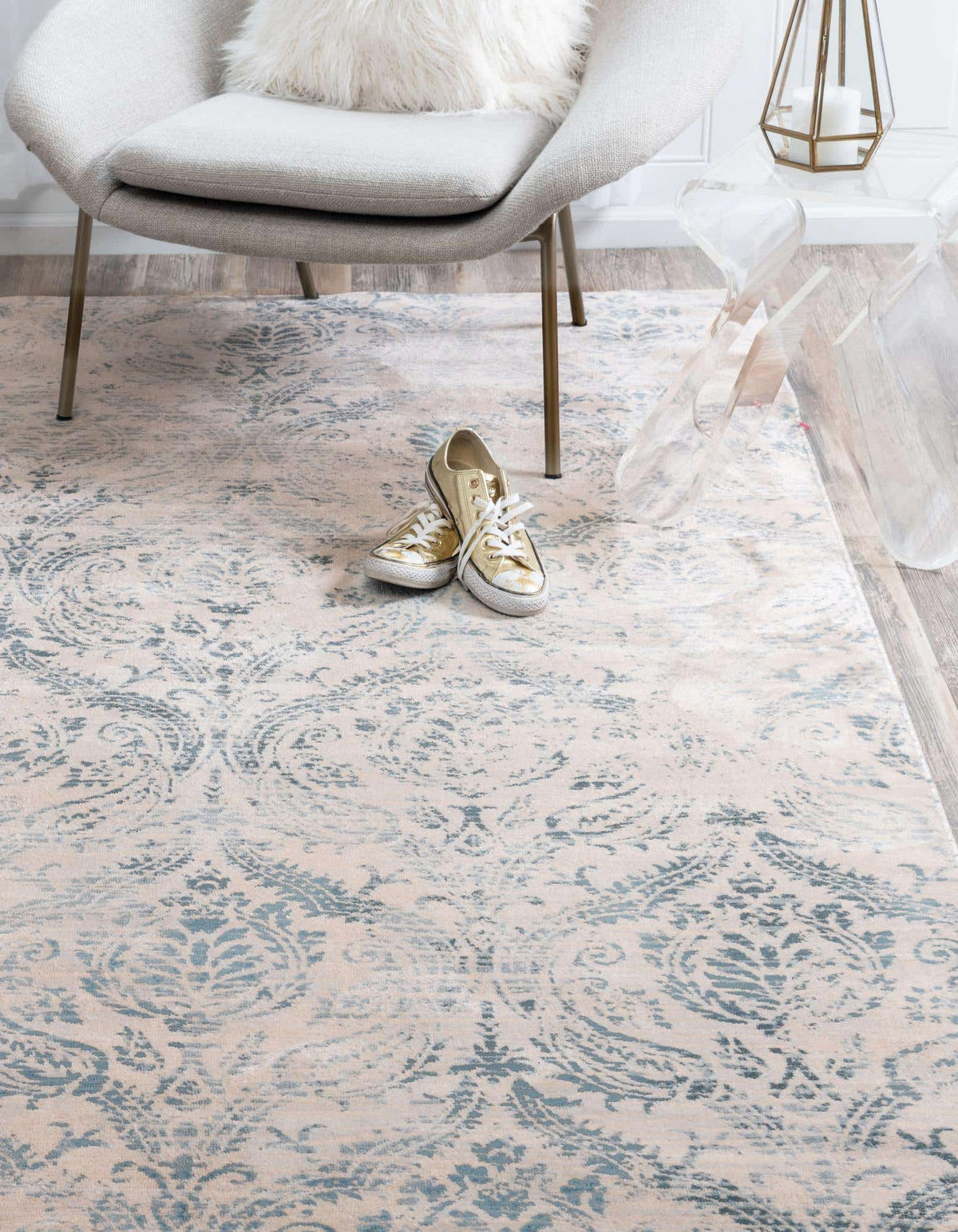 Rechteck Teppich Restoration in Blau von Hadorn™ - Lifestyle Image