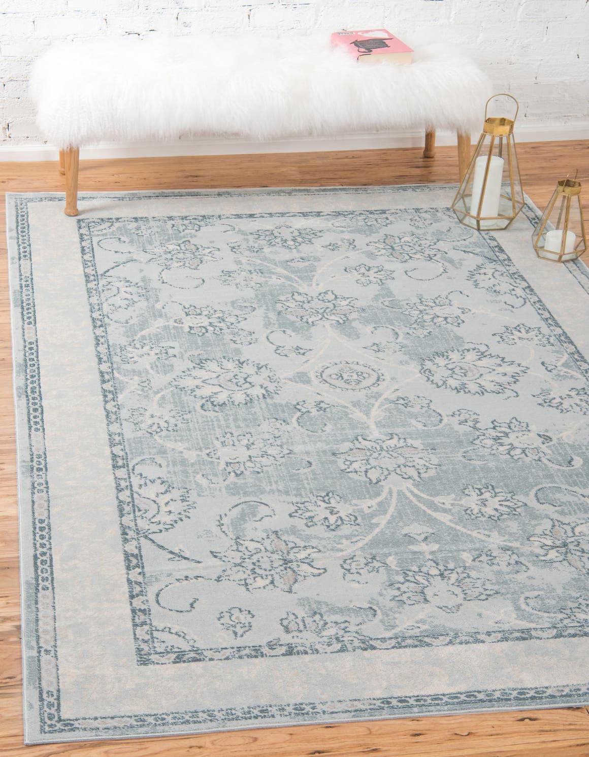 Rechteck Teppich Restoration in Hellblau von Hadorn™ - Lifestyle Image