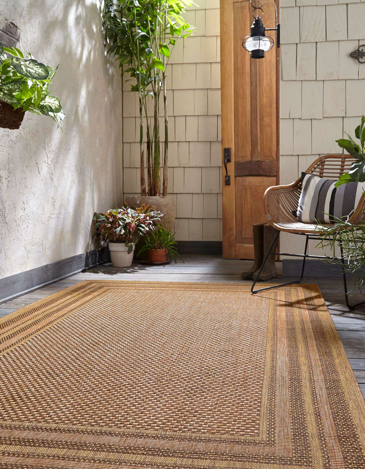 Rechteck Outdoor Teppich Outdoor Border in Hellbraun von Hadorn™ - Lifestyle Image