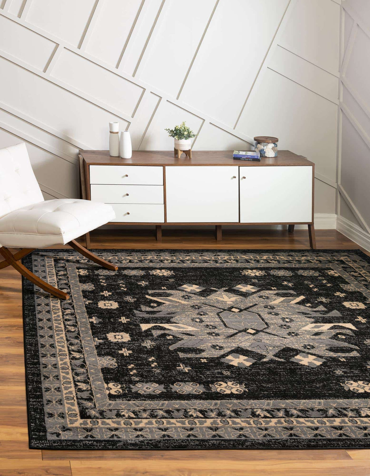 Quadratisch Teppich Heriz Design in Schwarz von Hadorn™ - Lifestyle Image