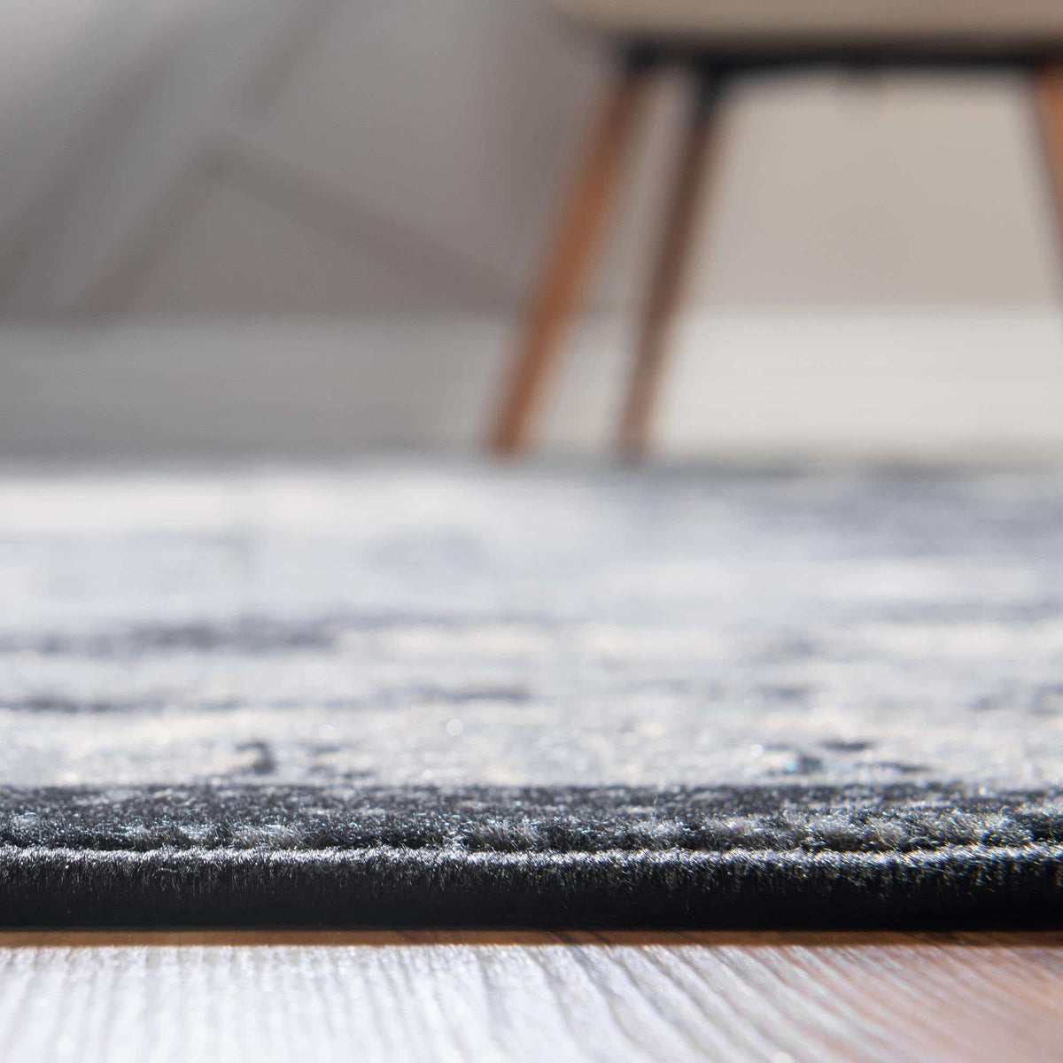 Quadratisch Teppich Heriz Design in Schwarz von Hadorn™ - Lifestyle Image