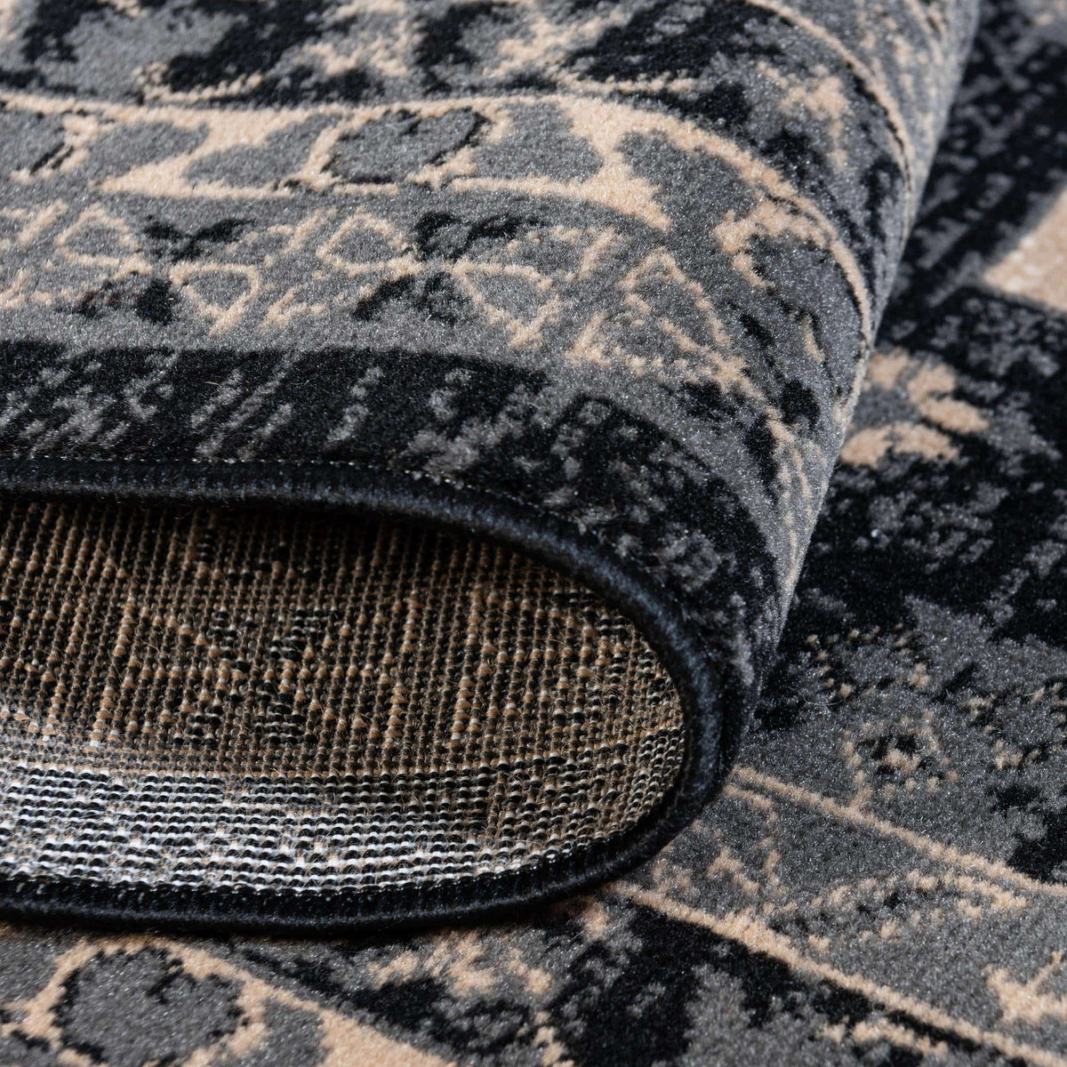 Quadratisch Teppich Heriz Design in Schwarz von Hadorn™ - Lifestyle Image
