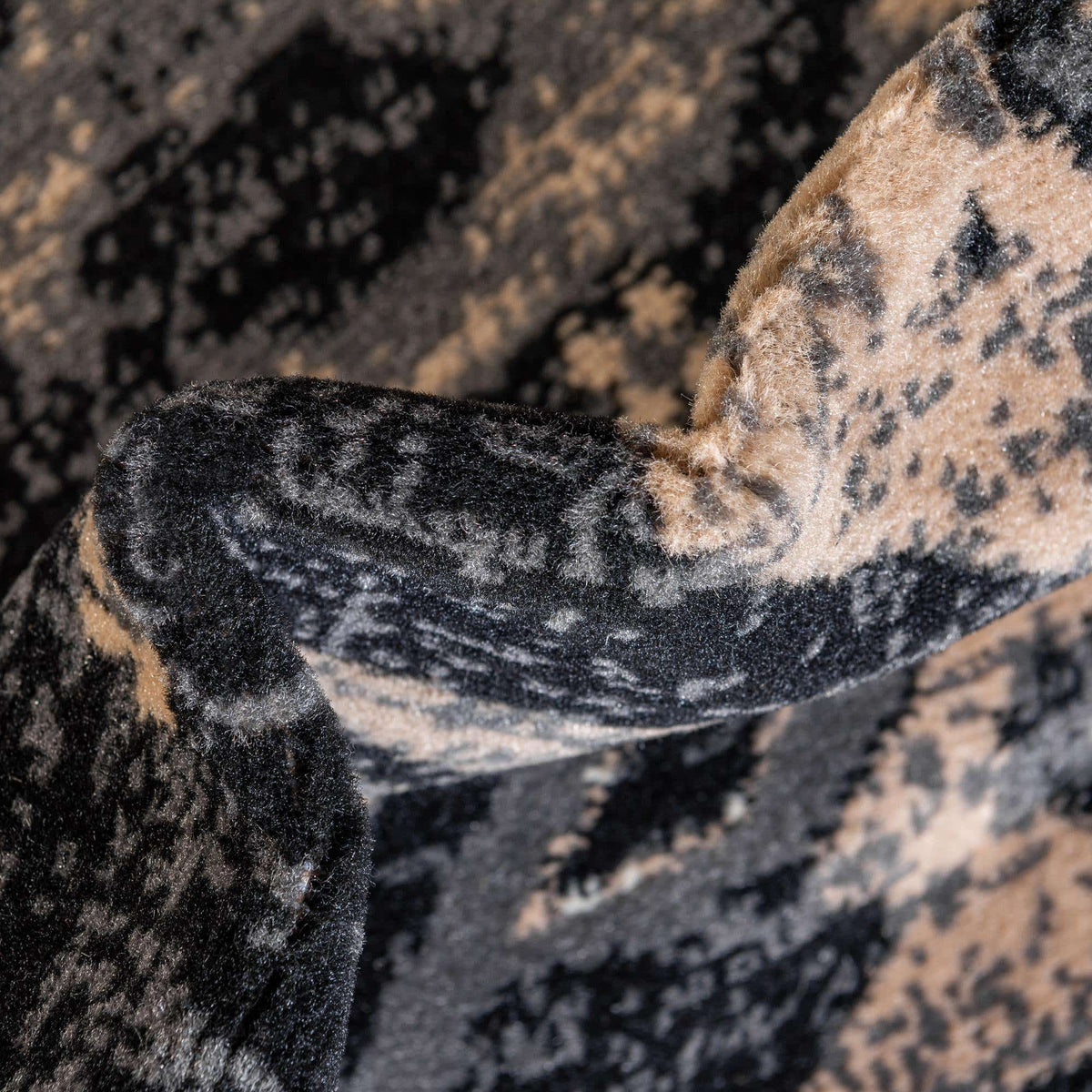 Quadratisch Teppich Heriz Design in Schwarz von Hadorn™ - Lifestyle Image