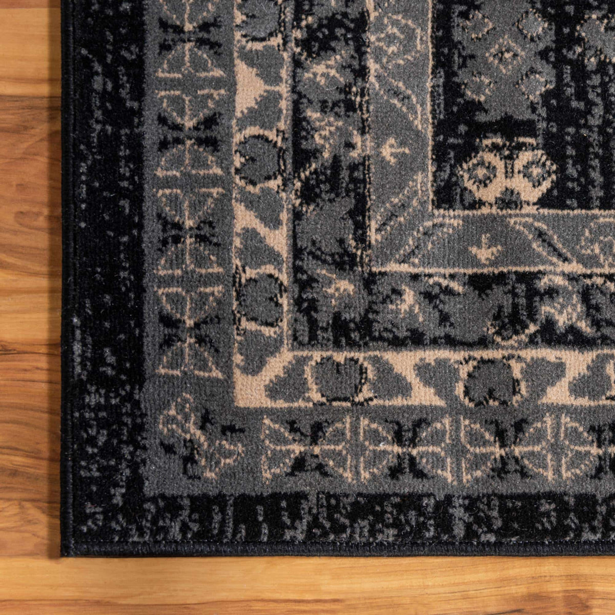 Quadratisch Teppich Heriz Design in Schwarz von Hadorn™ - Lifestyle Image